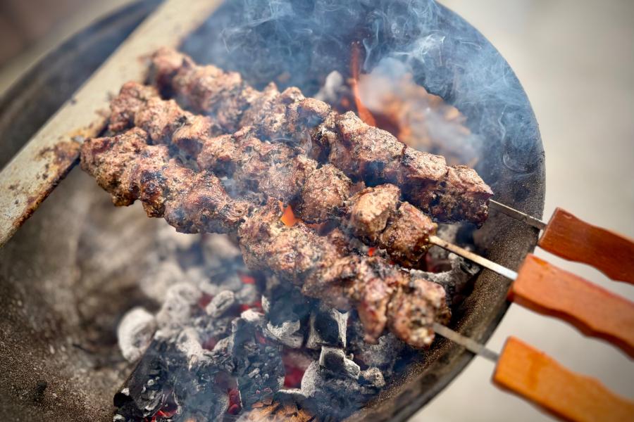 Řecké souvlaki na dřevěném uhlí