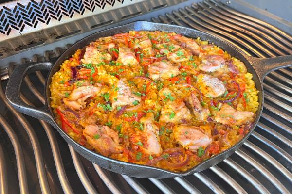 Španělská paella s kuřecím masem a chorizem